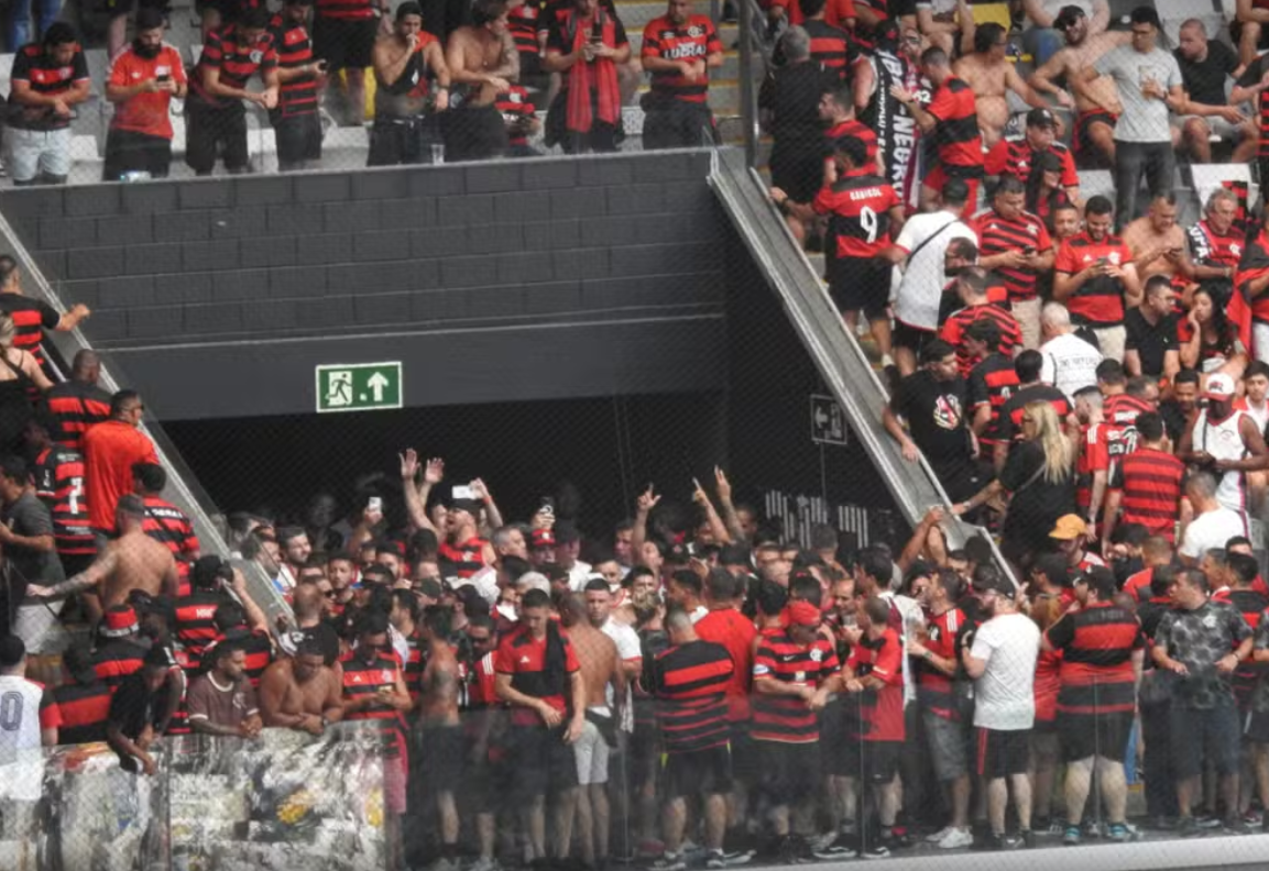 Problemas na catraca, confusão e gás de pimenta marcam entrada de torcedores do Flamengo na Arena MRV