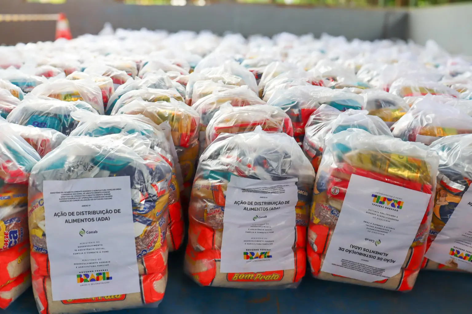 Prefeitura de Brasiléia realiza entrega 400 cestas básicas no Bairro Leonardo Barbosa