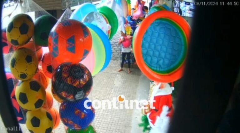 VÍDEO: mulher furta caixa de som de loja no Centro de Rio Branco em plena luz do dia