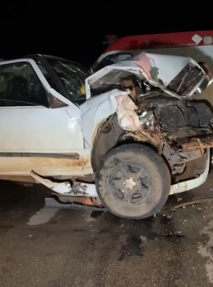 Caminhonete colide com trator sem sinalização e deixa família ferida na BR-364 em Rio Branco