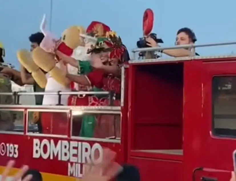 Papai Noel chega ao Via Verde Shopping em caminhão do Corpo de Bombeiros; VEJA VÍDEO