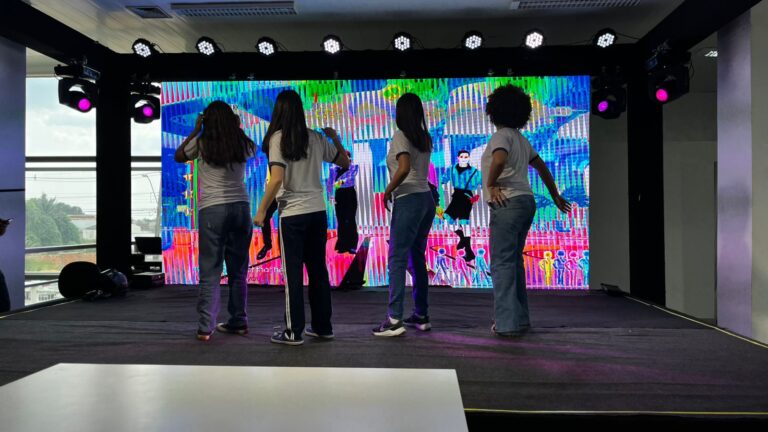 Espaço com jogos online gratuitos faz sucesso entre crianças e adolescentes na Gamecon