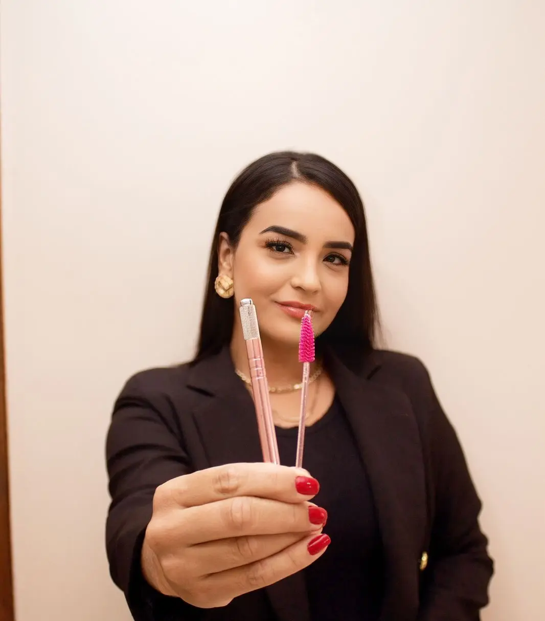 Acreana que vendeu a casa para pagar primeiro curso de design de sobrancelhas lança linha de produtos