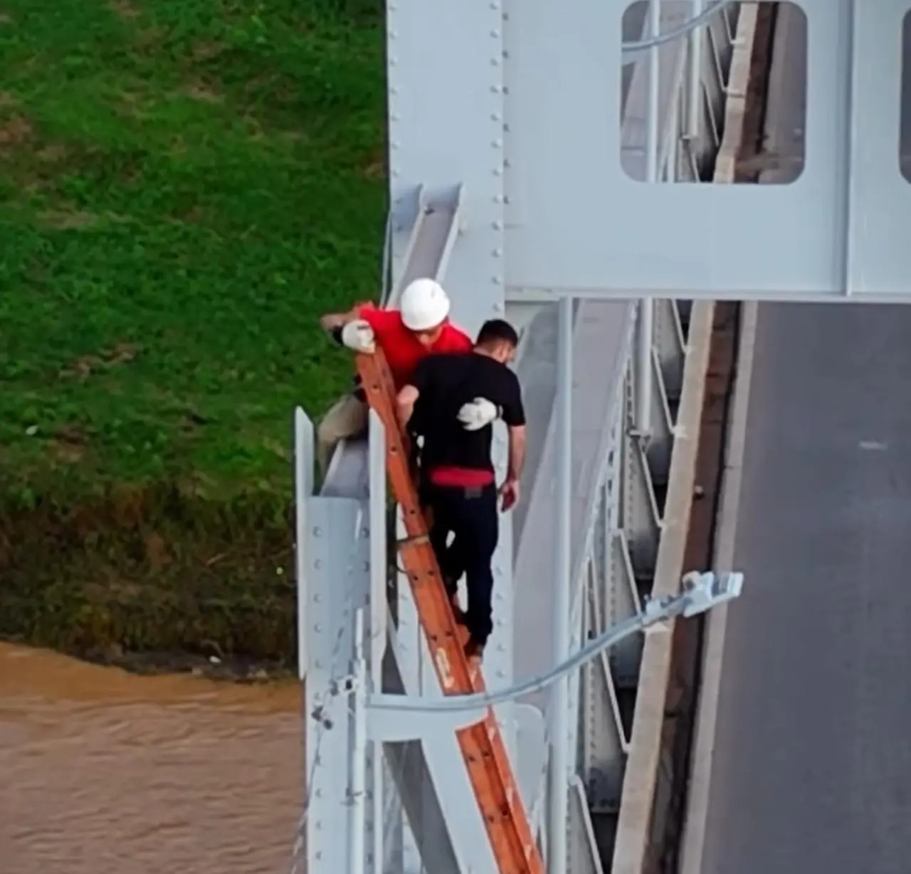 Imagens aéreas mostram momento em que bombeiros resgatam homem na ponte JK
