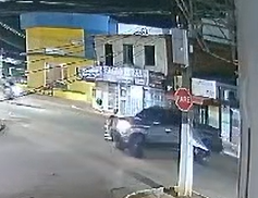 VÍDEO: idoso é atropelado e arrastado ao atravessar rua em Rio Branco; homem fica em estado grave