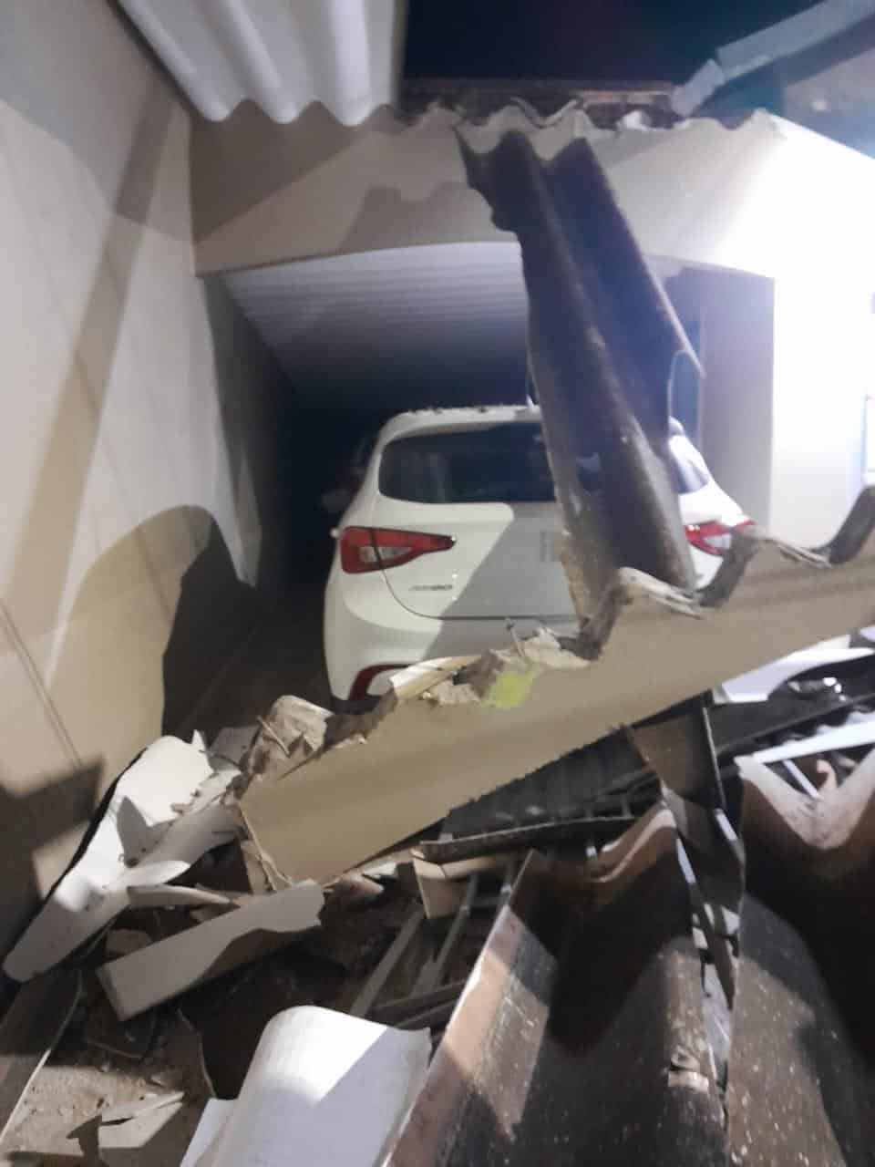 Mulher tem casa invadida por carro quando se preparava para dormir: “Foi um susto enorme”