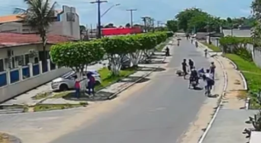Acidente de trânsito termina em pancadaria com golpes de capacete; VEJA O VÍDEO