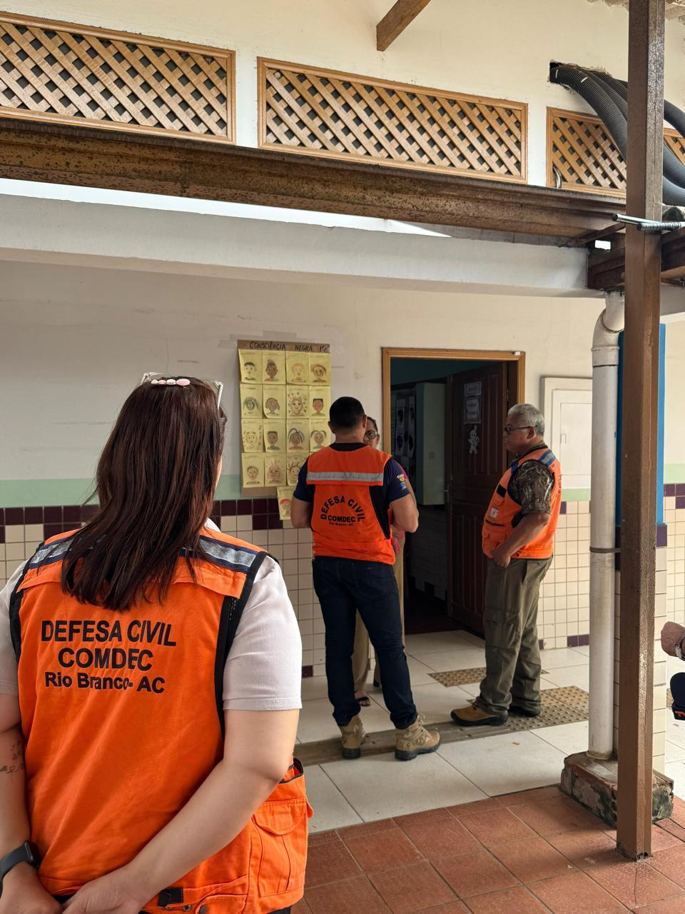 Cratera abre em escola de Rio Branco e prédio é parcialmente interditado; VEJA FOTOS