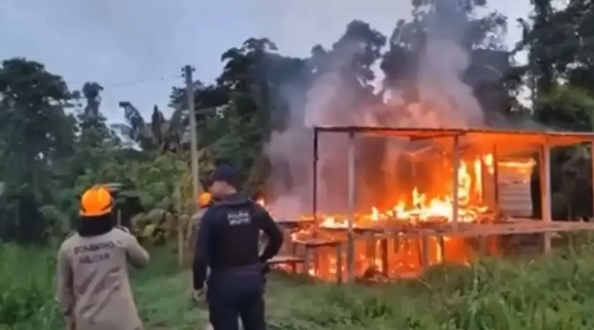 Grupo sequestra homem e incendeia casa por conta de suposta dívida com facção criminosa
