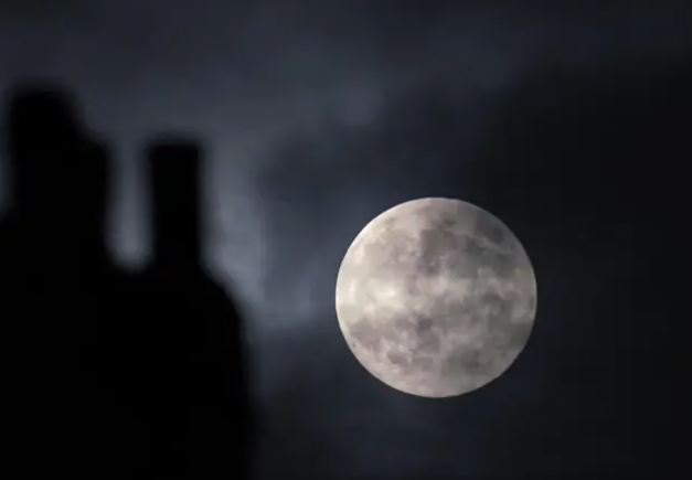 O que acontece ao redor do mundo durante a Lua cheia?