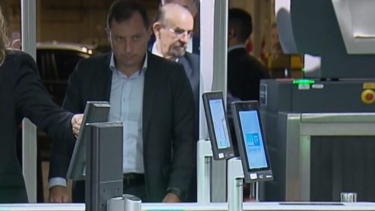 Mauro Cid chega ao STF para depor a Moraes sobre delação Mauro Cid chega ao STF para depor a Moraes sobre delação