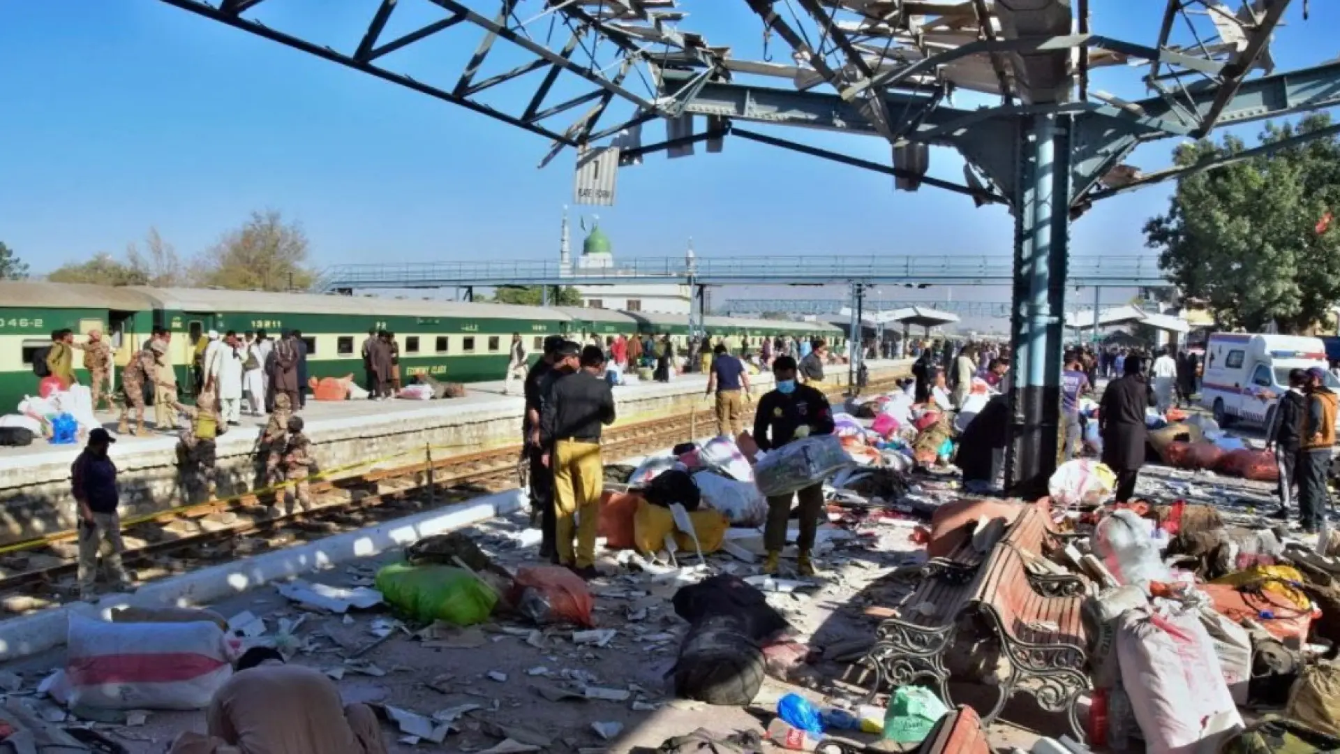 Explosão de bomba em estação lotada no Paquistão mata 25