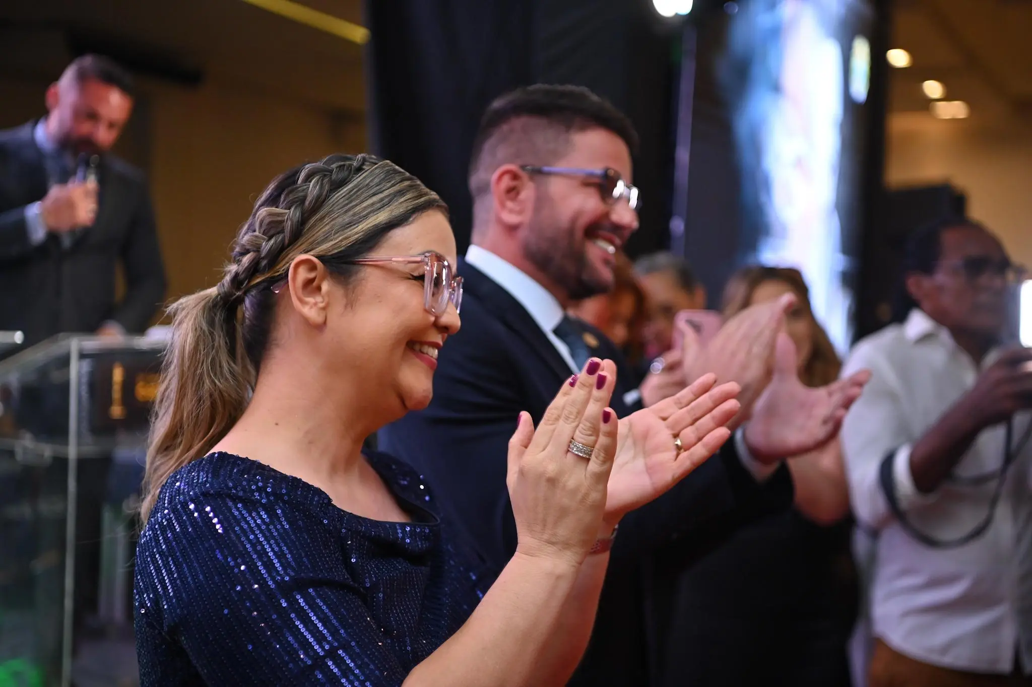 Noite emocionante: Gladson celebra avanços na comunicação social do Acre ao lado de Nayara Lessa