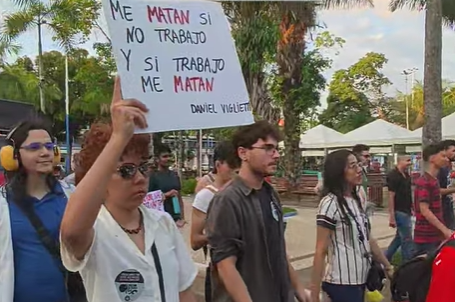Manifestantes pedem fim da escala 6×1 durante protesto realizado em Rio Branco; veja vídeo