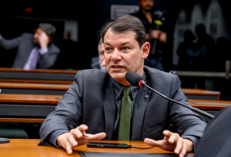 Roberto Duarte votou a favor de PEC que proíbe aborto mesmo em caso de estupro