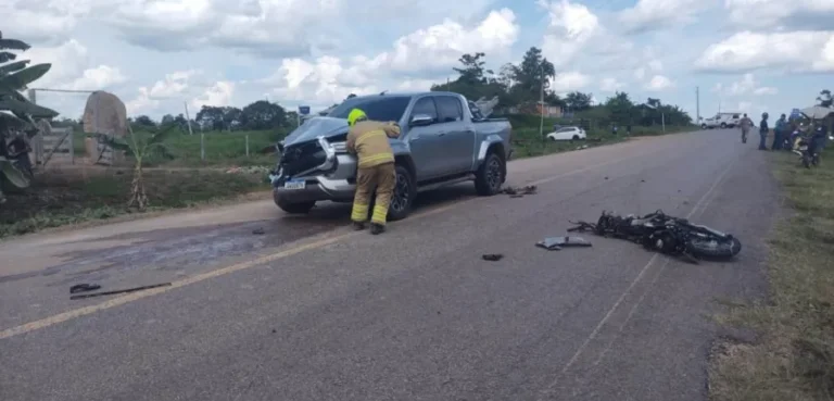 Adolescente morre após caminhonete atingir em cheio motocicleta na saída de ramal na BR-364