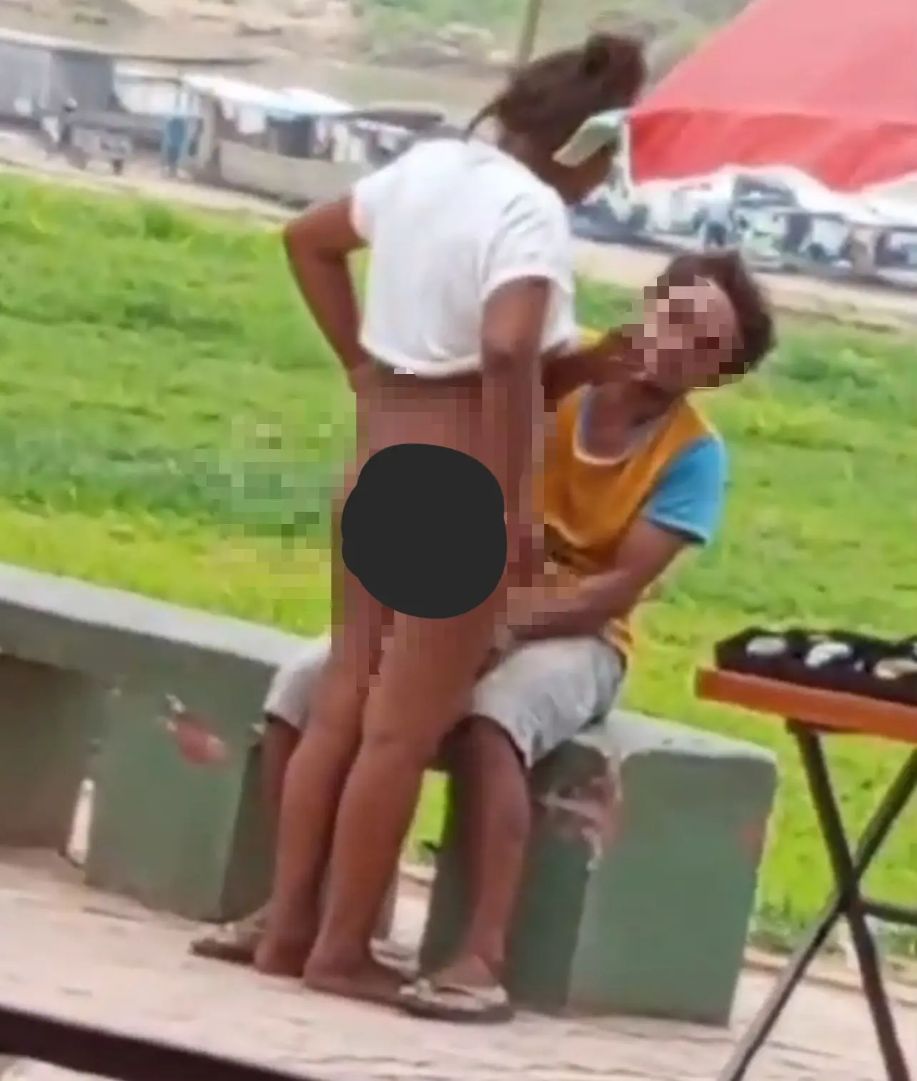 Mulher fica nua, tenta seduzir homem, mas é rejeitada em praça pública no interior do Acre