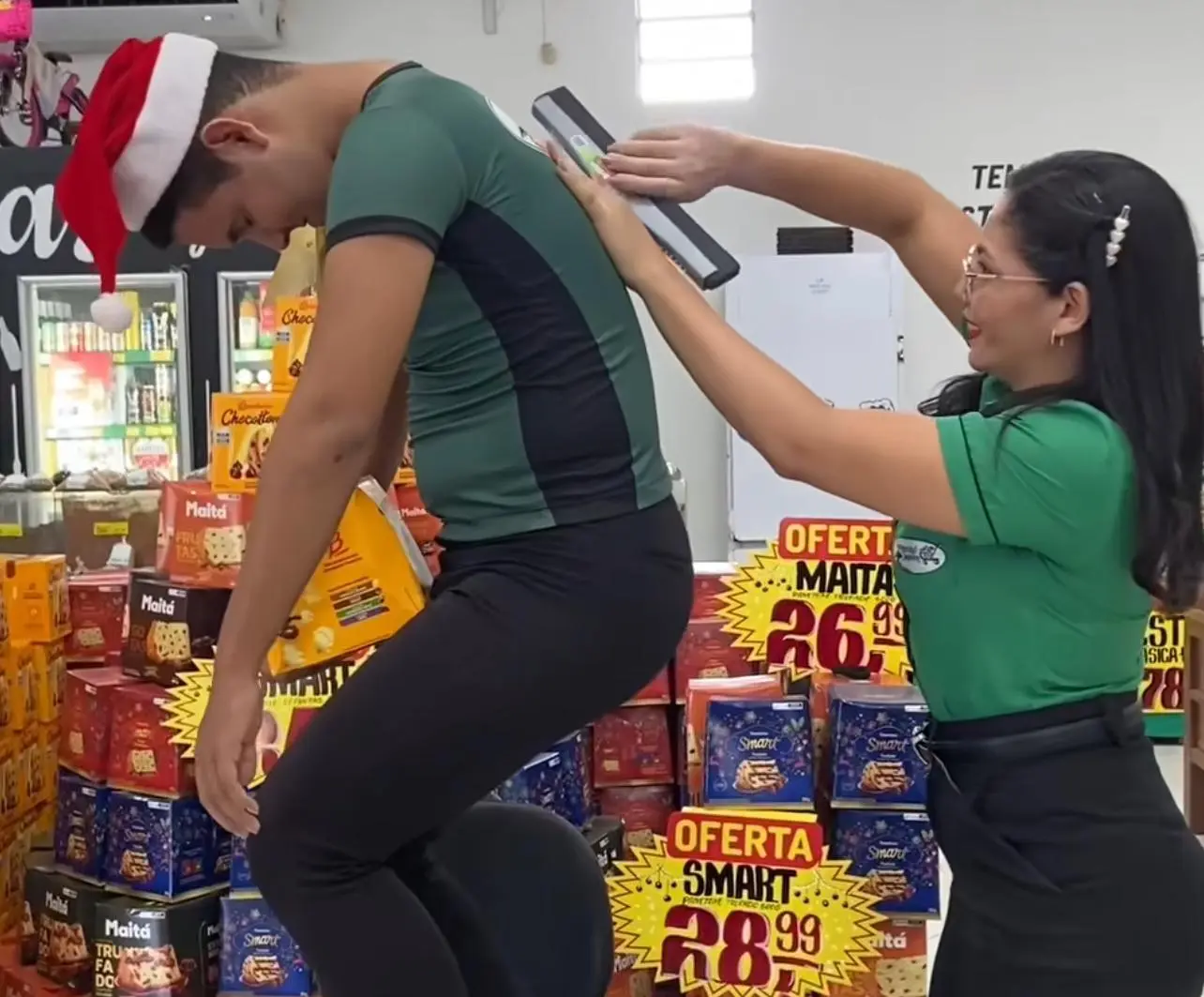 Supermercado do Acre viraliza com propaganda inusitada para vender panetones; ASSISTA