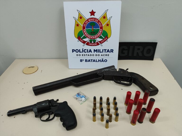 Após denúncias de tiroteio, polícia prende homens com duas armas e munições