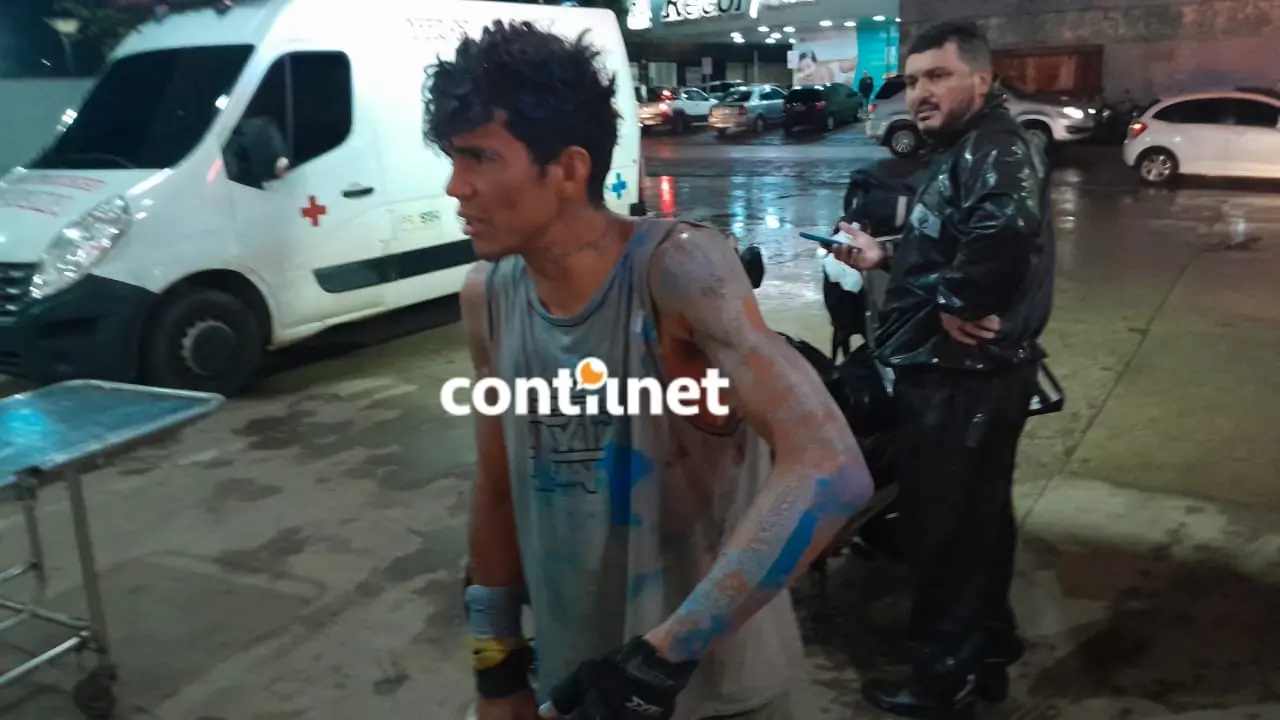 Jovem é esfaqueado duas vezes após discussão e corre até o Pronto-Socorro para pedir ajuda
