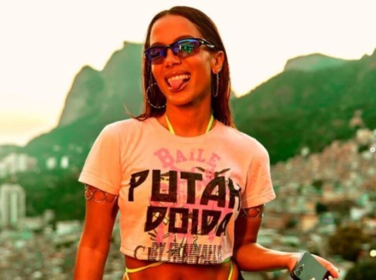 Anitta realiza ritual de purificação em sua nova mansão de R$ 11 milhões no Rio de Janeiro Anitta realiza ritual de purificação em sua nova mansão de R$ 11 milhões no Rio de Janeiro