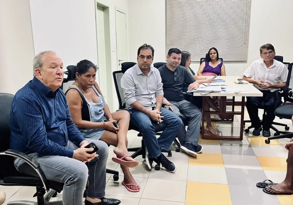 Governo e Prefeitura se reúnem com representantes de famílias acampadas na Aleac para buscar soluções
