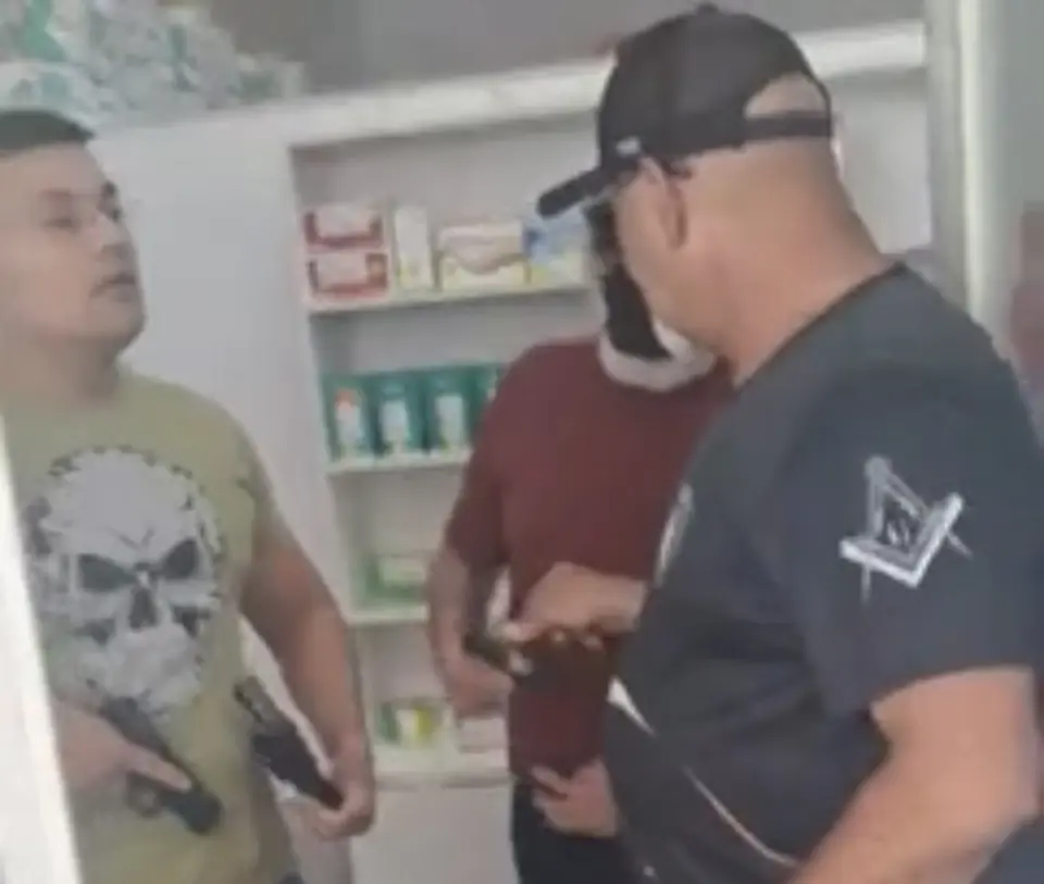 Durante confusão em farmácia, militar aposentado e filho PM sacam arma para coronel