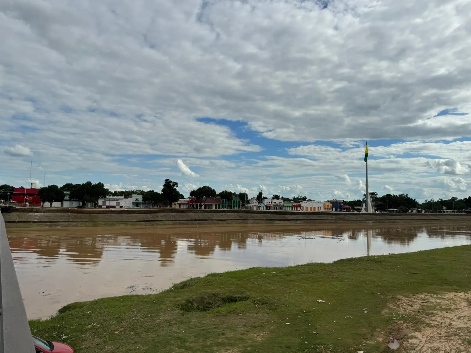 Domingo será quente e abafado no Acre com chances de chuvas pontuais, destaca previsão