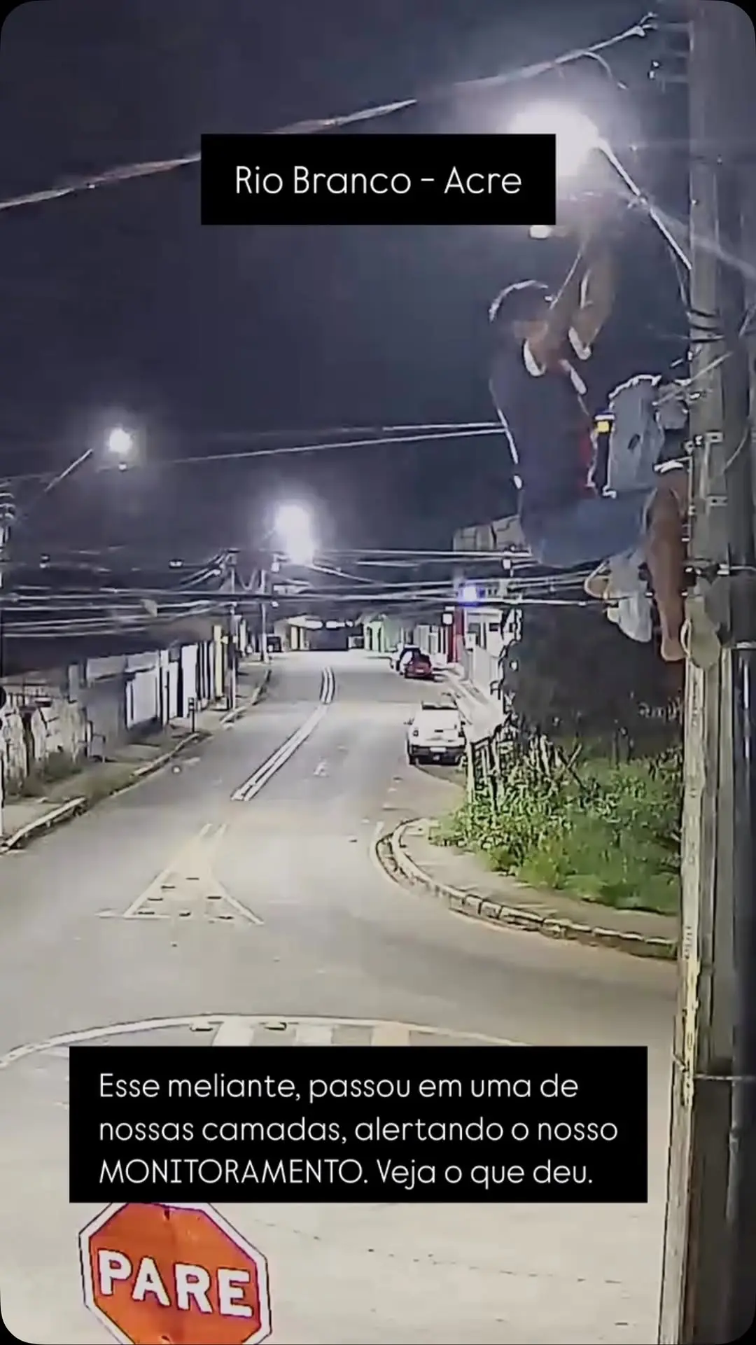 Câmeras de segurança flagram momento que homem tenta furtar fiação de poste; ASSISTA