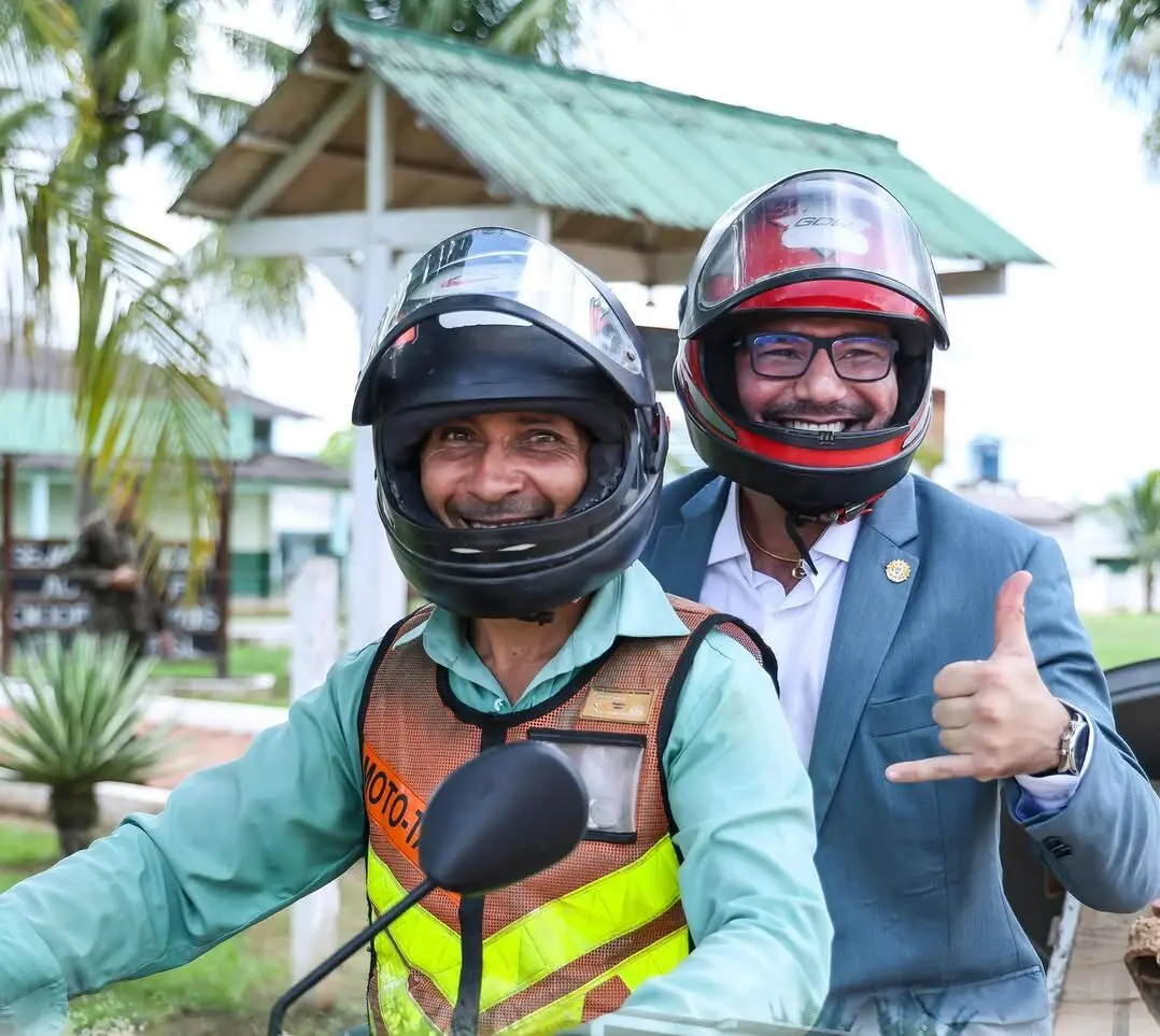 Gladson ‘pega carona’ na garupa de mototaxista no interior e viraliza nas redes sociais; ASSISTA