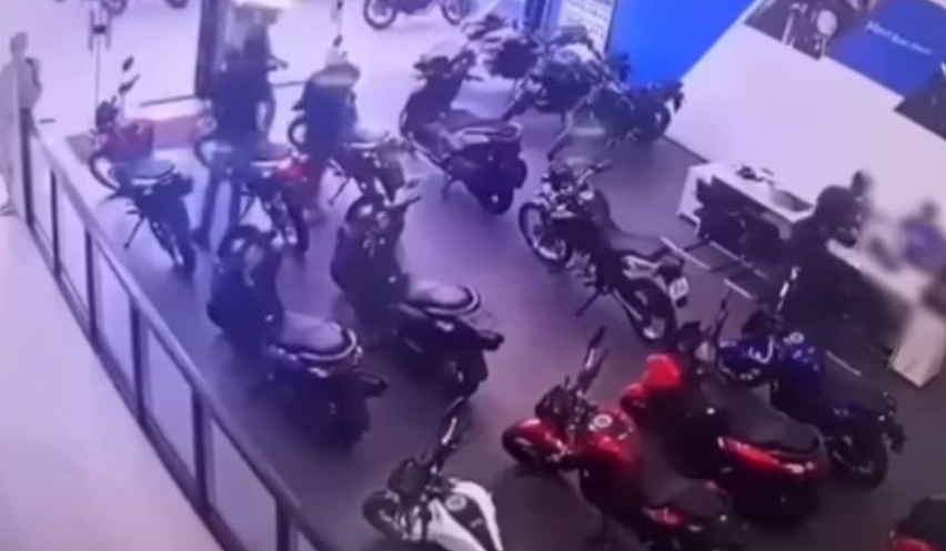 VÍDEO: ladrões invadem concessionária e levam 5 motos em 30 segundos