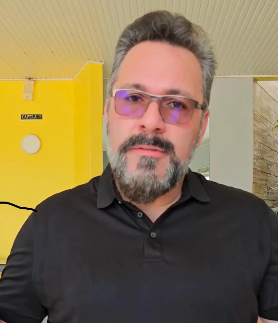 Emocionado, Alan Rick vai ao velório de Rodrigo Pires e diz que empresário era “brilhante”