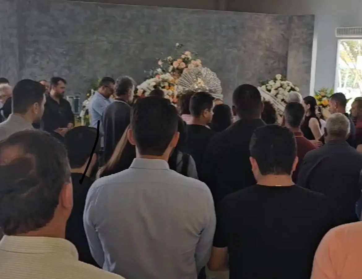 Amigos e familiares se despedem de Rodrigo Pires com orações e homenagens no velório
