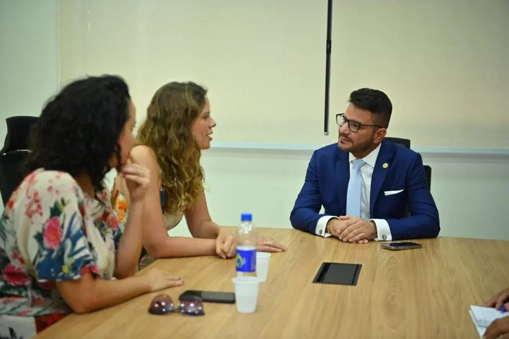 Gladson recebe equipe que vai produzir documentário sobre Chico Mendes e desenvolver oficinas no Acre
