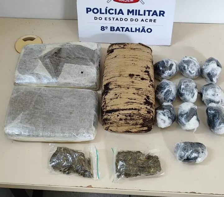 No dia de Natal, polícia prende três homens e apreende quase 3 quilos de drogas em área de mata