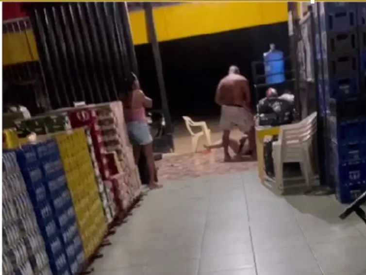 Sargento aposentado aponta arma e agride mulher em distribuidora no interior do Acre