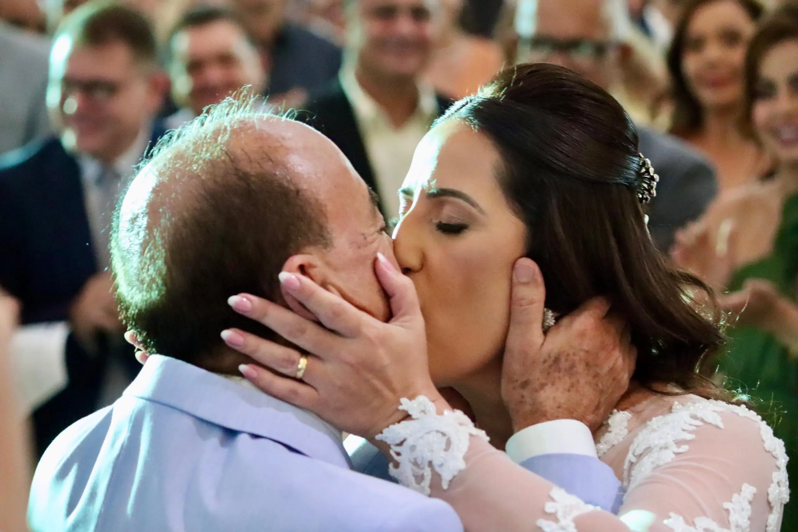 Bocalom e Kelen dão ‘beijo demorado’ após troca de alianças em casamento; VÍDEO