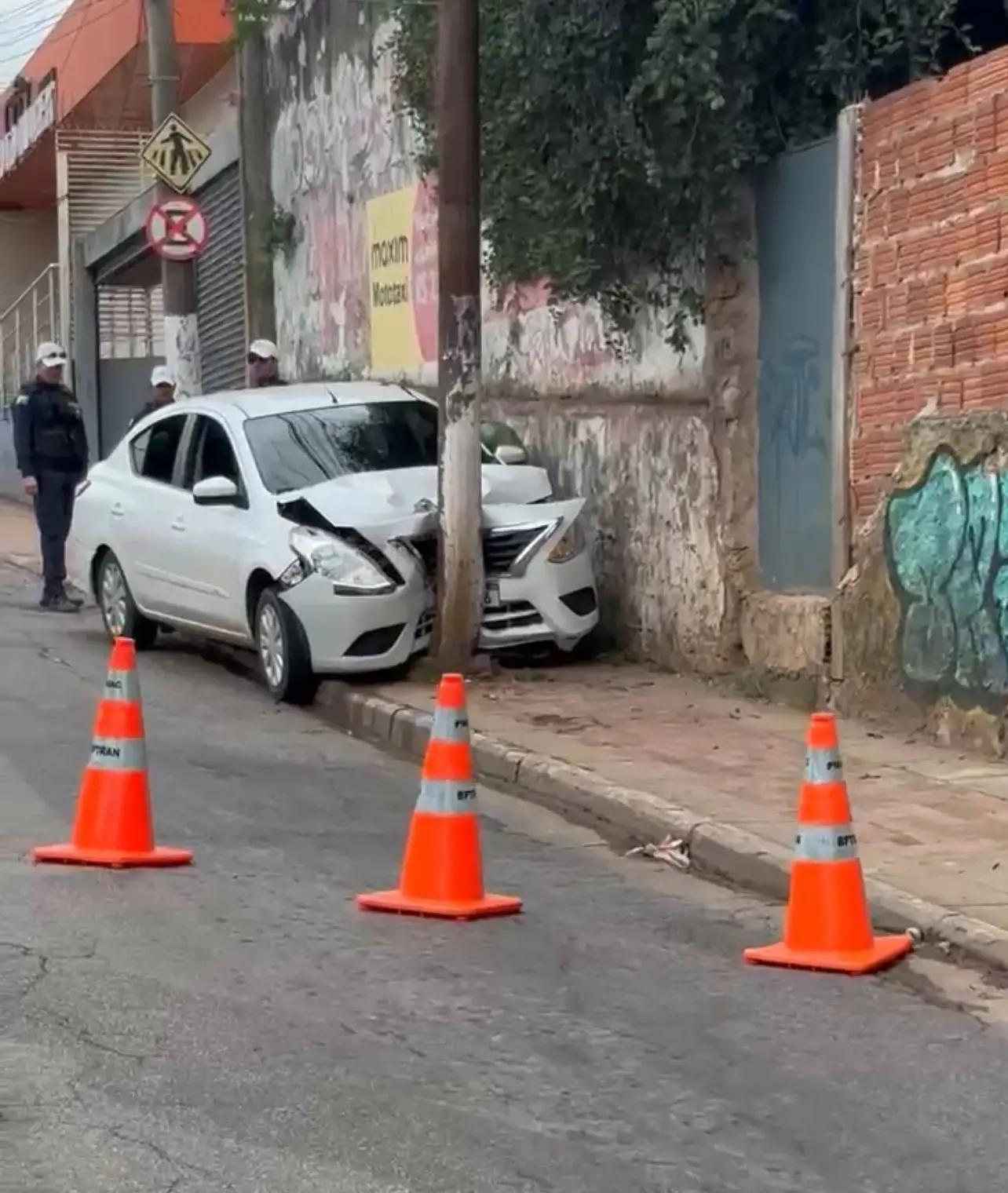 Motorista invade a contramão e acerta em cheio poste em avenida de Rio Branco; ASSISTA