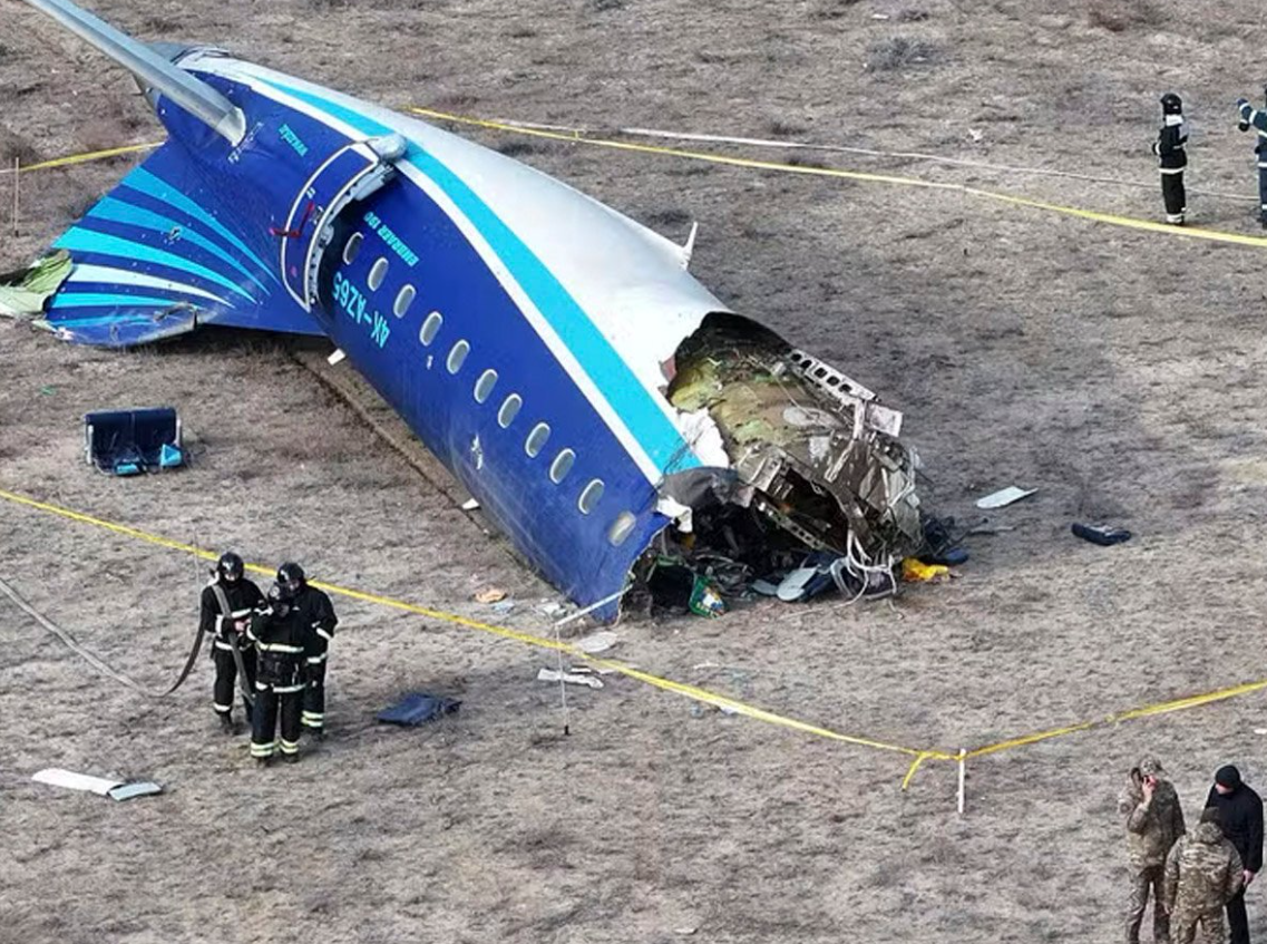 Vídeo mostra sobreviventes saindo andando após queda de avião no Cazaquistão