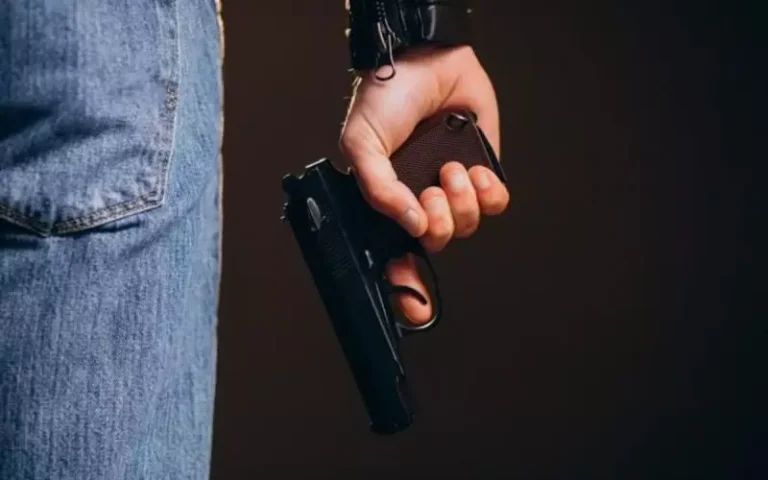 Foragido da prisão tenta tomar arma de policial e acaba morto