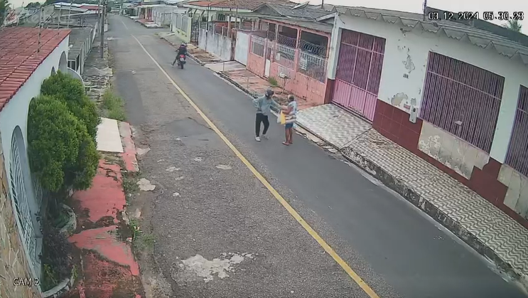 Vídeo mostra dupla de criminosos assaltando idosa nas primeiras horas da manhã; ASSISTA