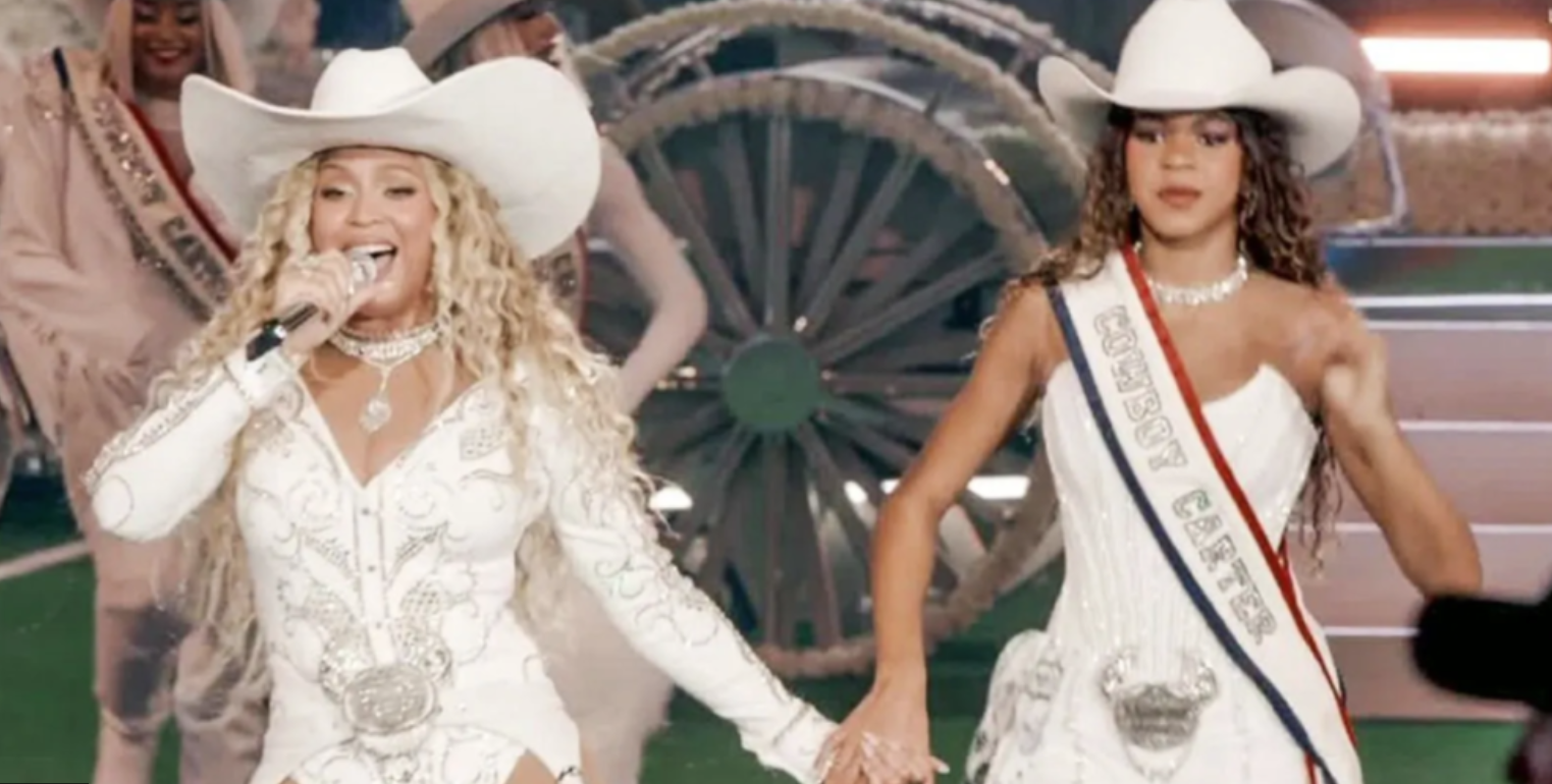 Beyoncé e Blue Ivy encantam fãs ao dançar juntas em apresentação de natal da NFL