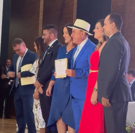 Bocalom é diplomado ao lado de Alysson e Gladson com direito a beijo da noiva e gritos da plateia; VÍDEO