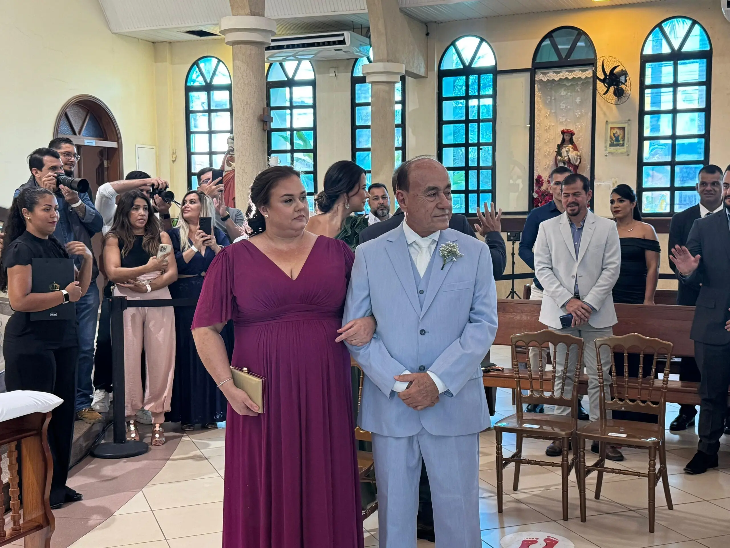 Tião Bocalom se emociona com entrada de padrinhos em seu casamento; VEJA VÍDEO