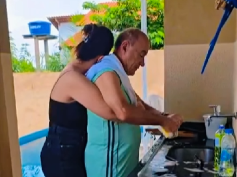 VÍDEO: Bocalom surge lavando louça e sendo abraçado pela noiva no R.O do Natal