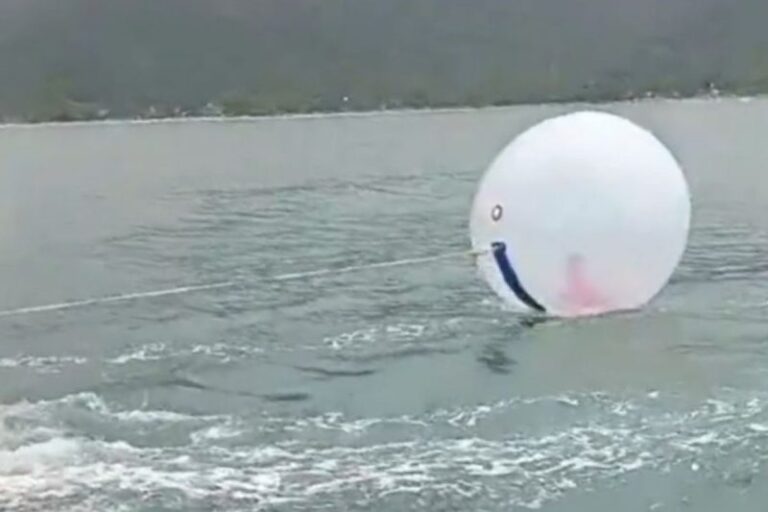 VÍDEO: Menino fica à deriva dentro de bolha inflável e é resgatado em alto-mar