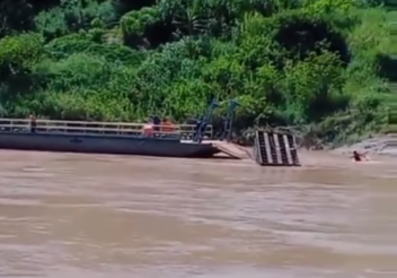 Caminhão boiadeiro cai dentro do Rio Acre após entrar em balsa; veja o vídeo do momento
