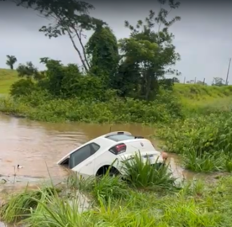 VÍDEO: BR-364 fica escorregadia e carro cai dentro de açude após motorista perder controle