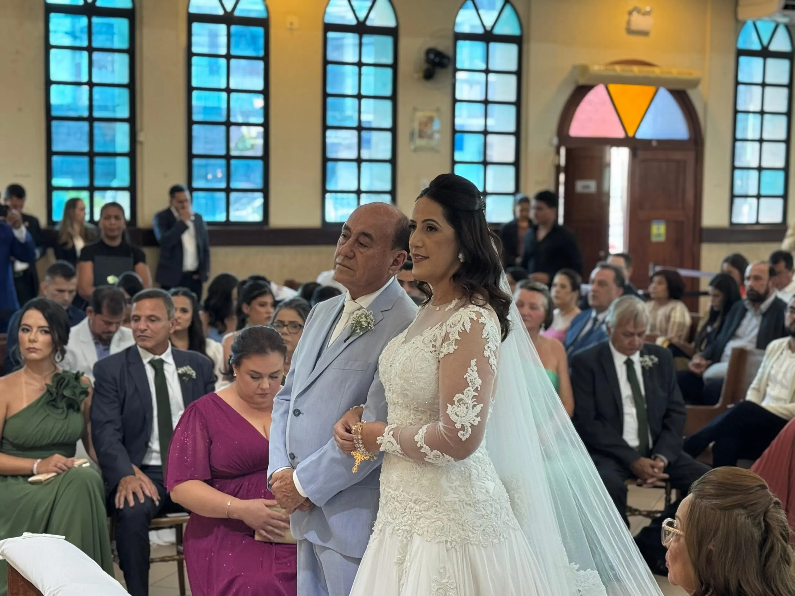 Veja o momento em que noiva de Bocalom entra na igreja; prefeito se emociona durante casamento