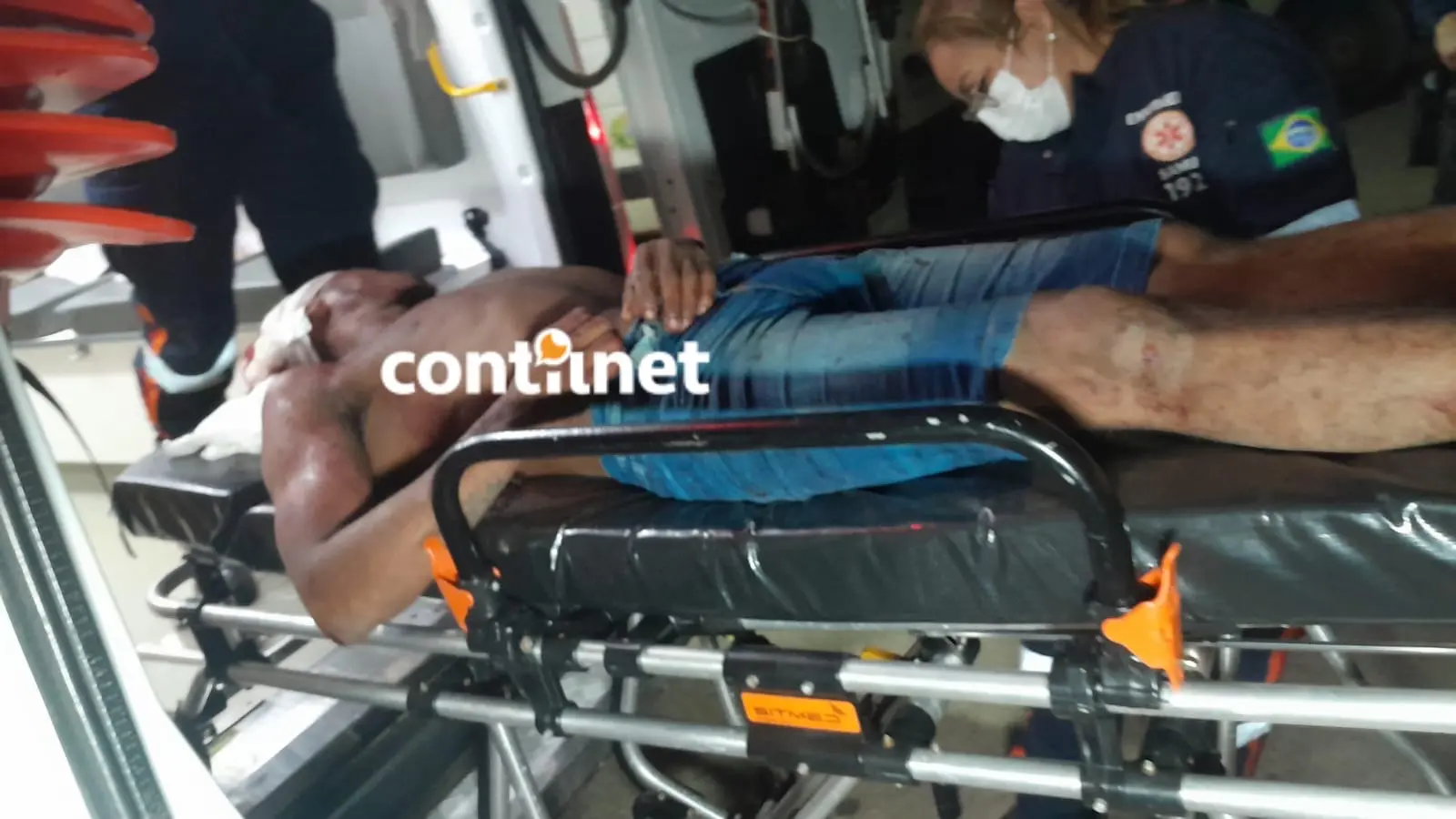 Mulher espanca marido após ele tentar bater na sogra dentro do bar
